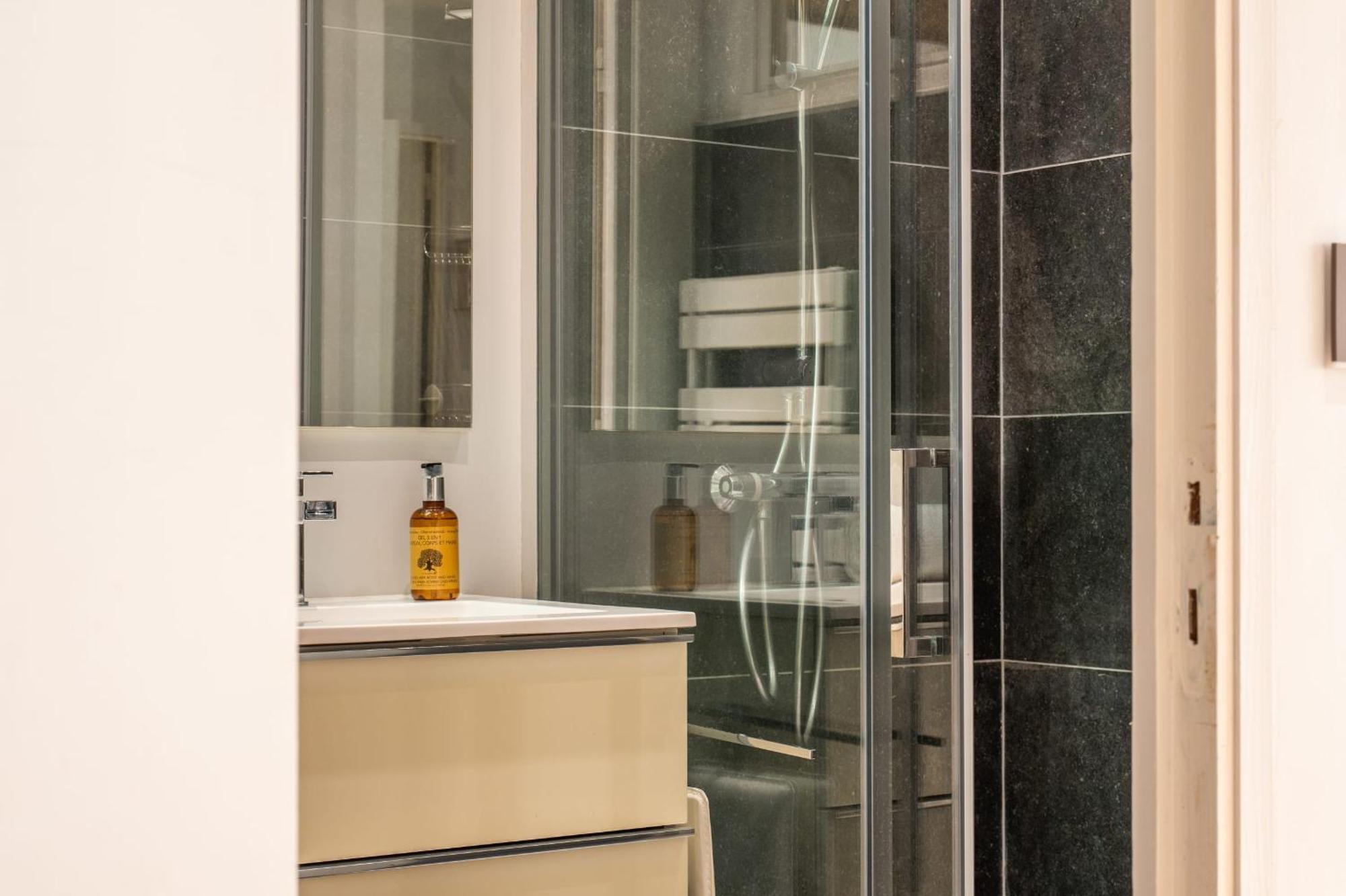 Bright 2bedroom 15min Walk To The Palais Appartement